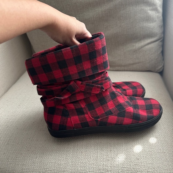 SO Women’s Size 8 Red and Black Plaid Boots - Picture 2 of 5